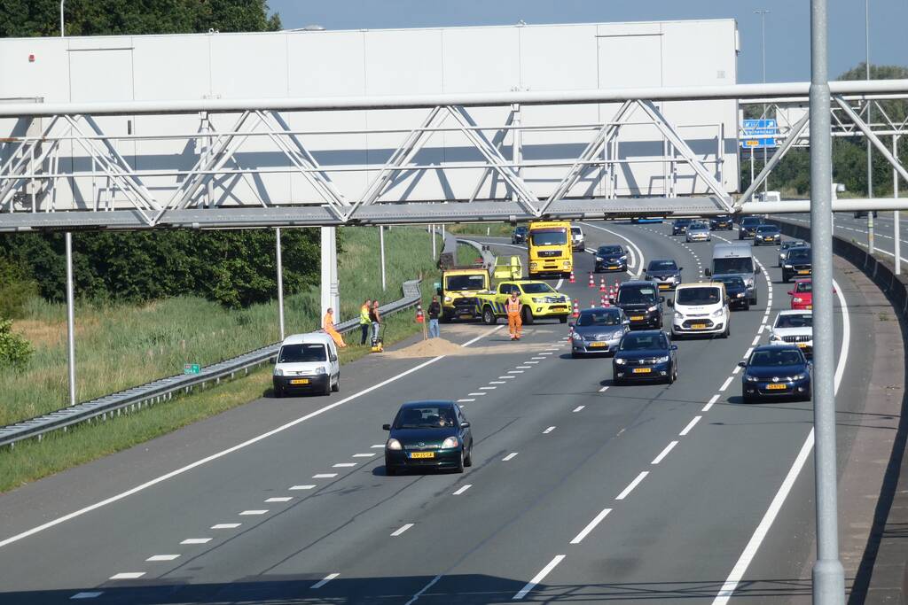 Aanhanger met zand slaat over de kop