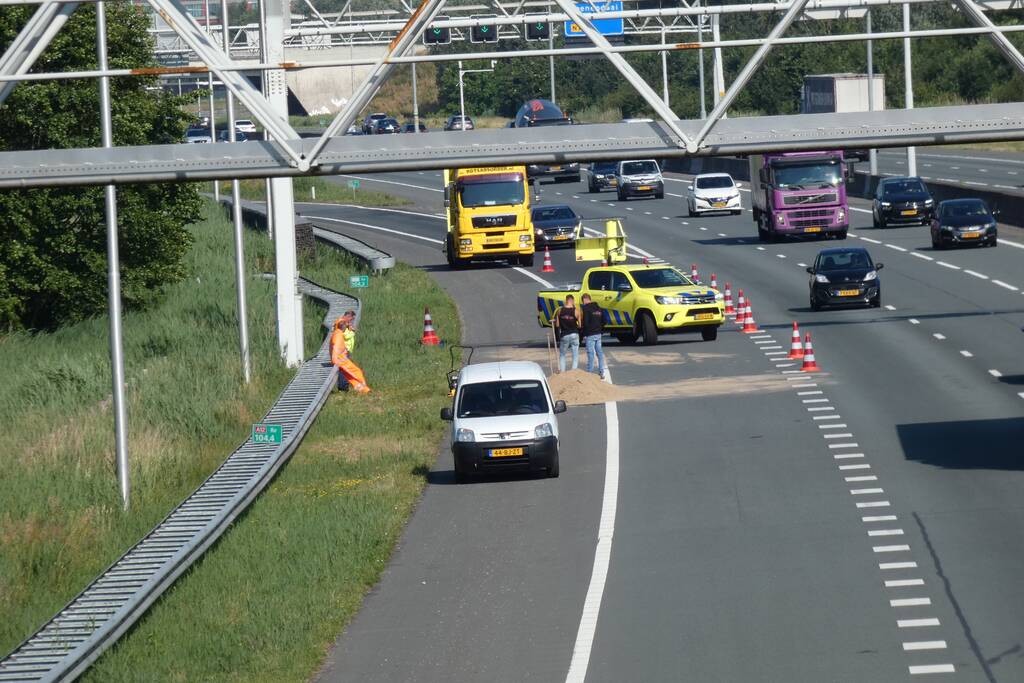 Aanhanger met zand slaat over de kop