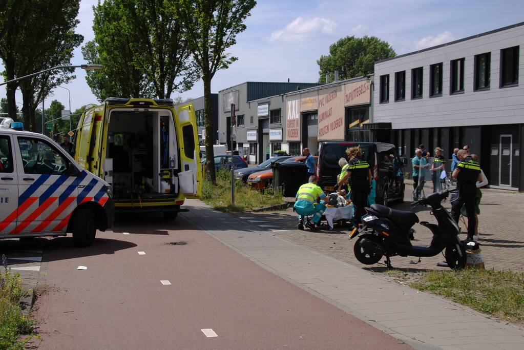 Scooterrijder botst op afslaande bestelbus