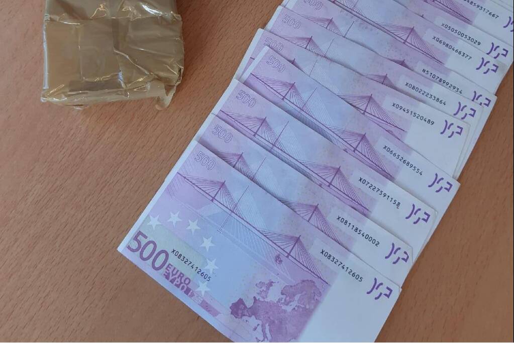 Vier Colombianen aangehouden in woning in Geuzenveld voor witwassen