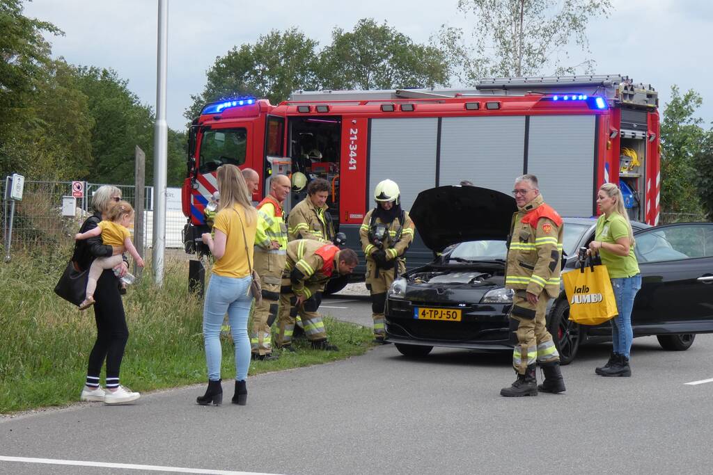 Bestuurster ruikt brandlucht zet auto stil