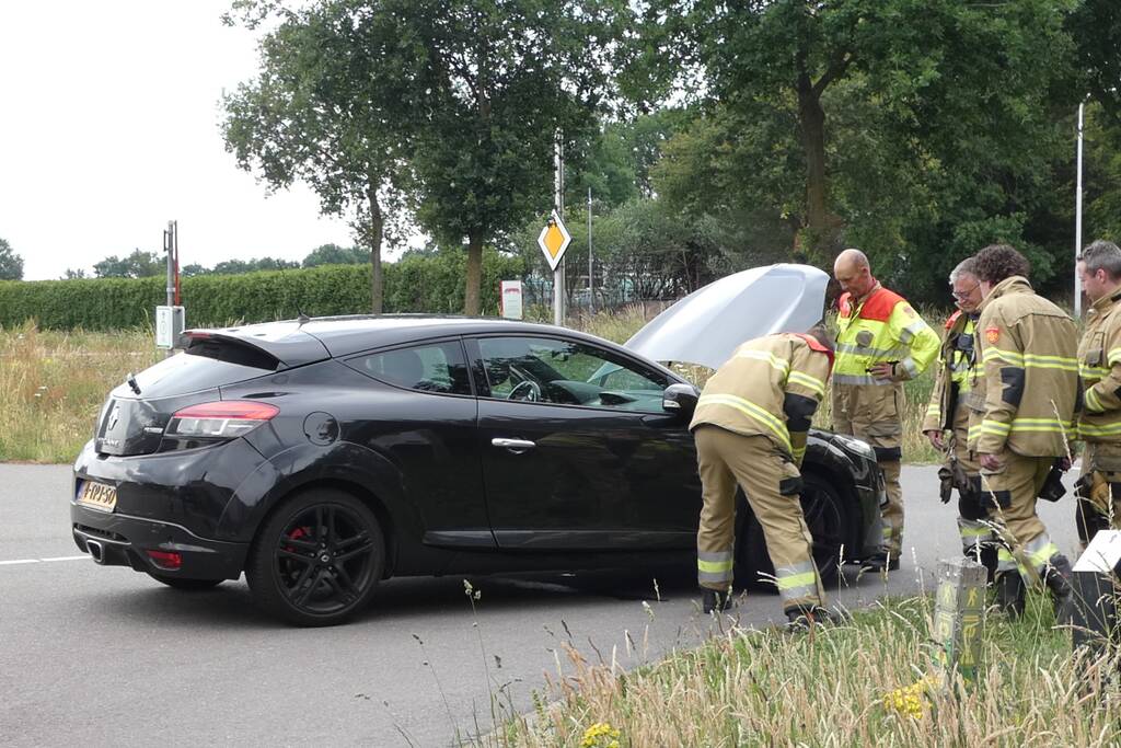 Bestuurster ruikt brandlucht zet auto stil