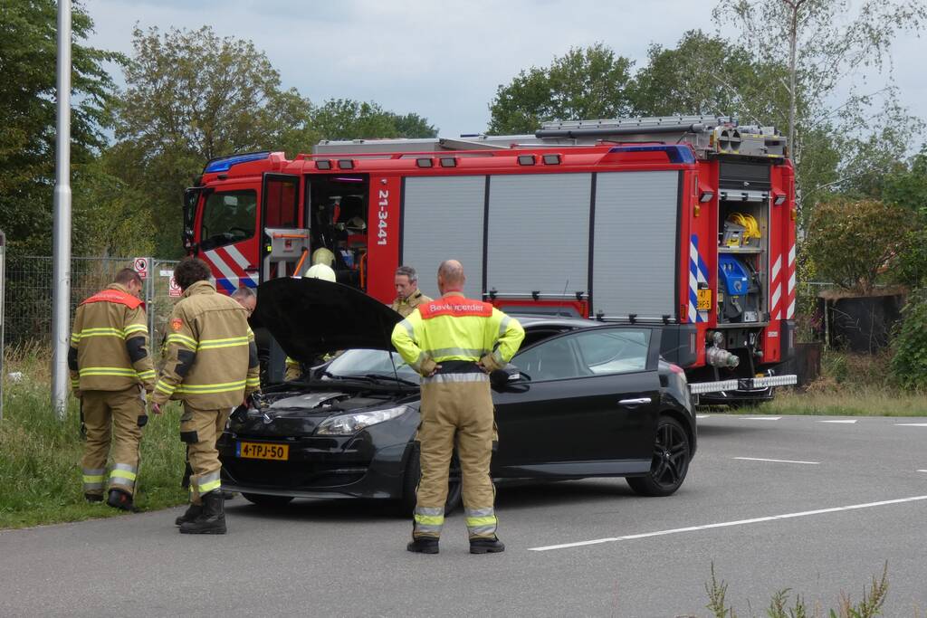 Bestuurster ruikt brandlucht zet auto stil