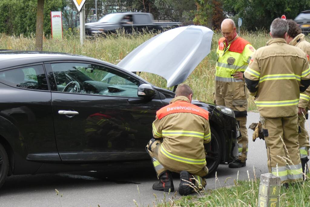 Bestuurster ruikt brandlucht zet auto stil