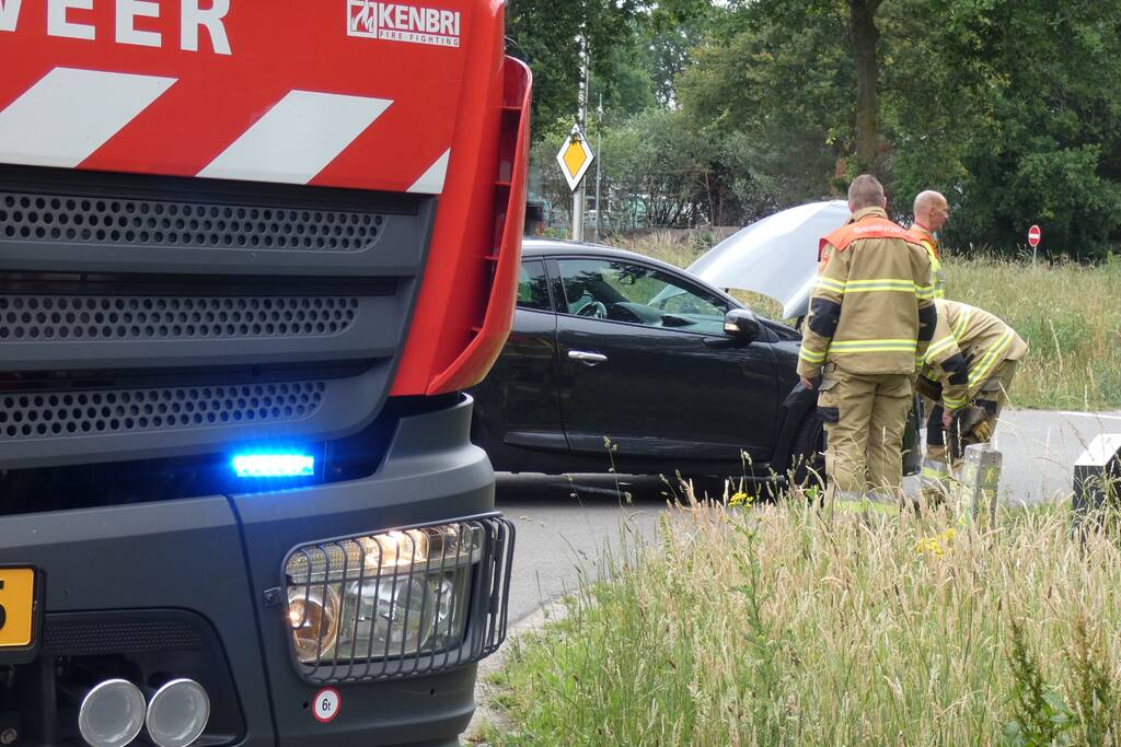Bestuurster ruikt brandlucht zet auto stil