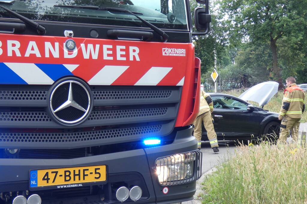 Bestuurster ruikt brandlucht zet auto stil