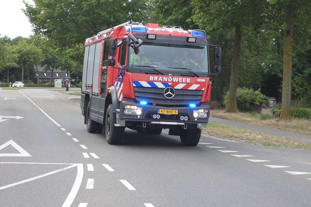 Bestuurster ruikt brandlucht zet auto stil