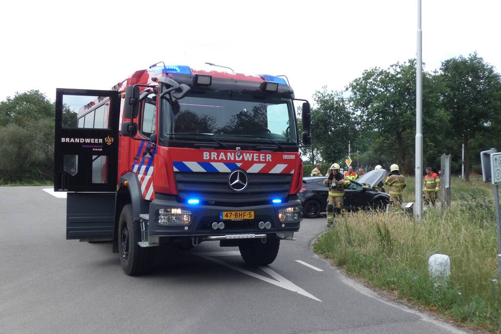 Bestuurster ruikt brandlucht zet auto stil
