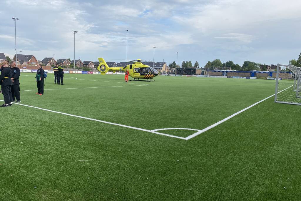 Traumahelikopter landt op sportveld