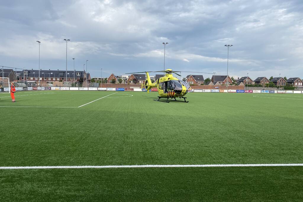 Traumahelikopter landt op sportveld