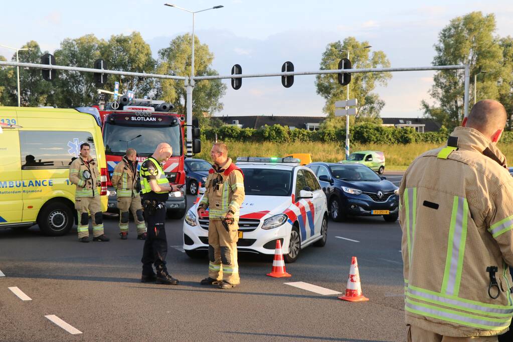 Weg afgesloten door aanrijding met twee auto's
