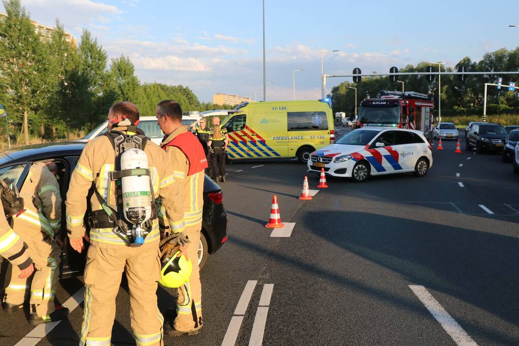 Weg afgesloten door aanrijding met twee auto's