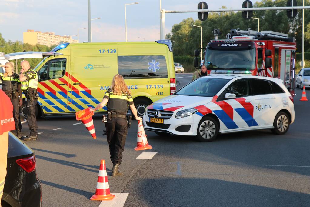 Weg afgesloten door aanrijding met twee auto's