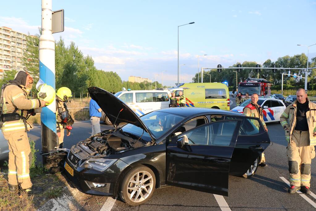 Weg afgesloten door aanrijding met twee auto's