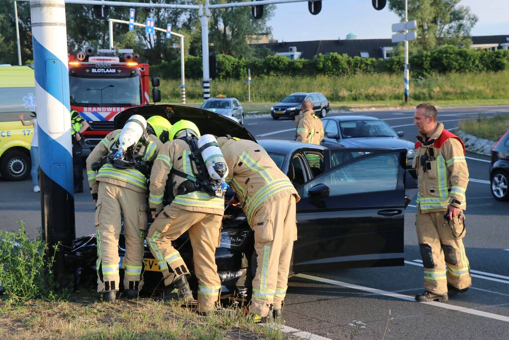 Weg afgesloten door aanrijding met twee auto's
