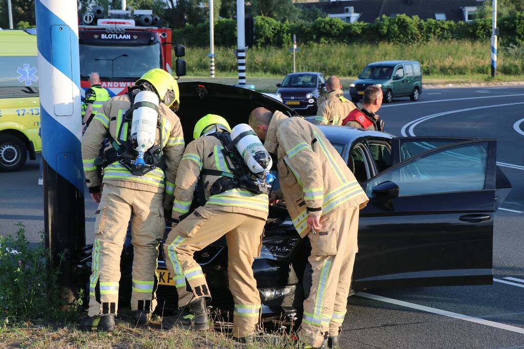 Weg afgesloten door aanrijding met twee auto's