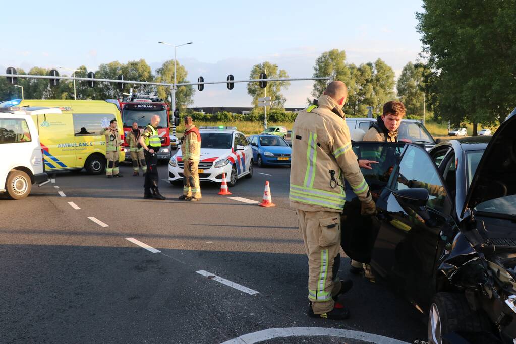 Weg afgesloten door aanrijding met twee auto's