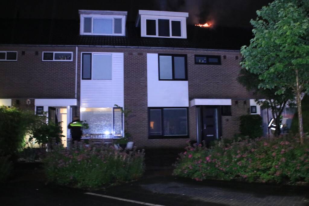 Woningblok ontruimd bij uitslaande brand in dak
