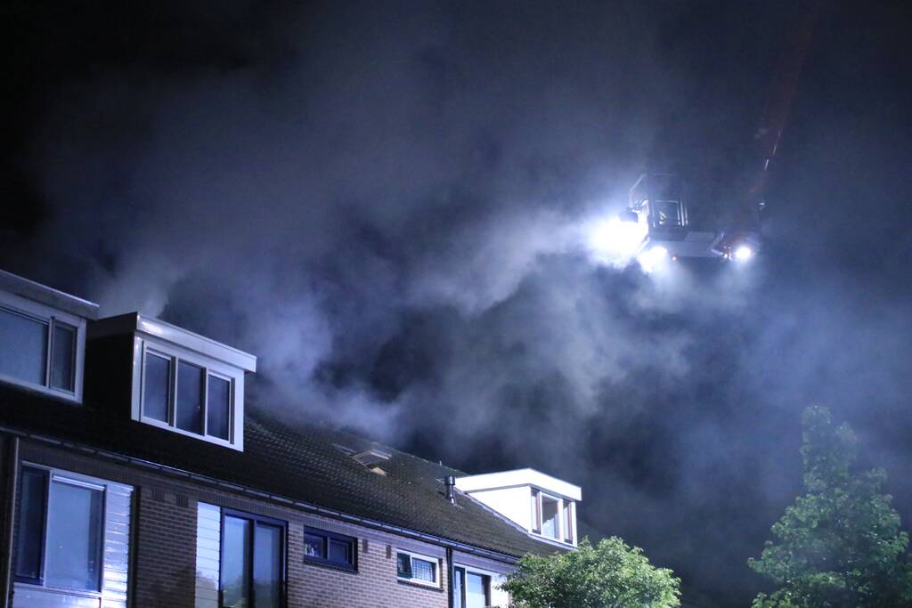 Woningblok ontruimd bij uitslaande brand in dak