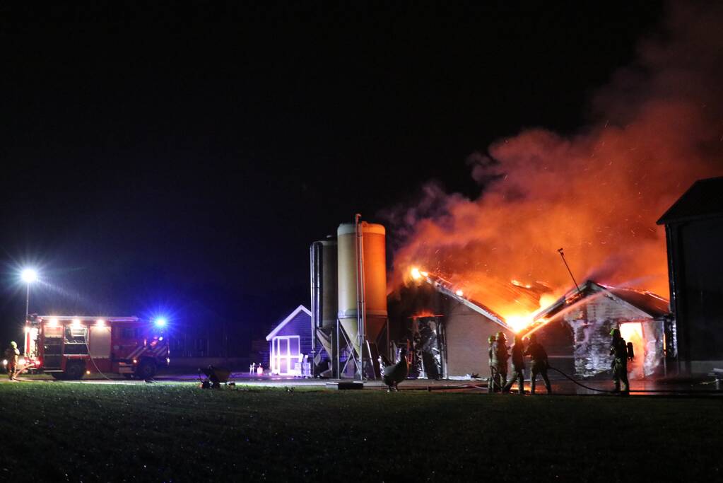 Grote uitslaande brand in meerdere schuren