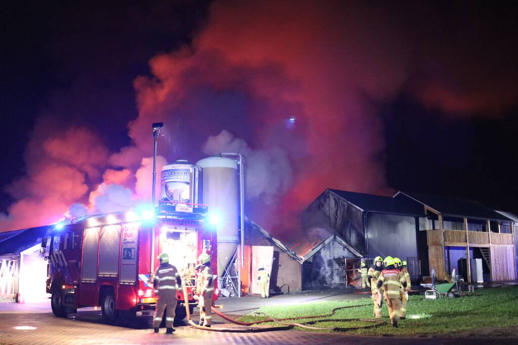 Grote uitslaande brand in meerdere schuren