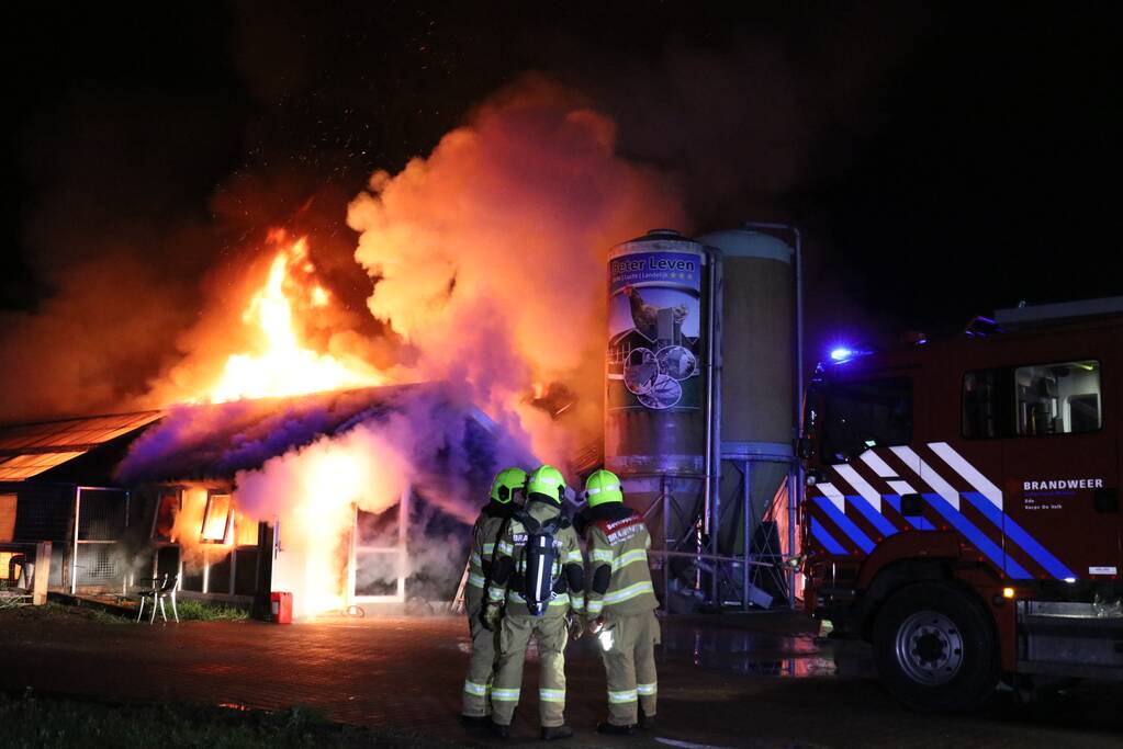 Grote uitslaande brand in meerdere schuren