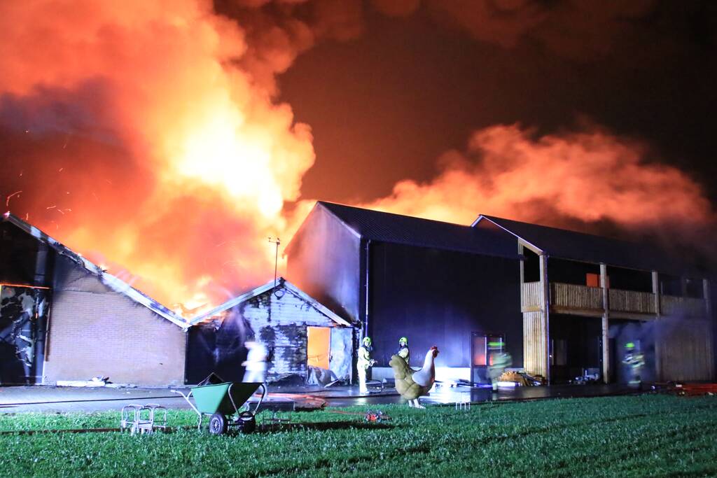 Grote uitslaande brand in meerdere schuren