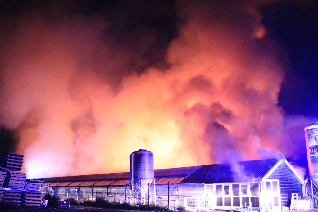 Grote uitslaande brand in meerdere schuren