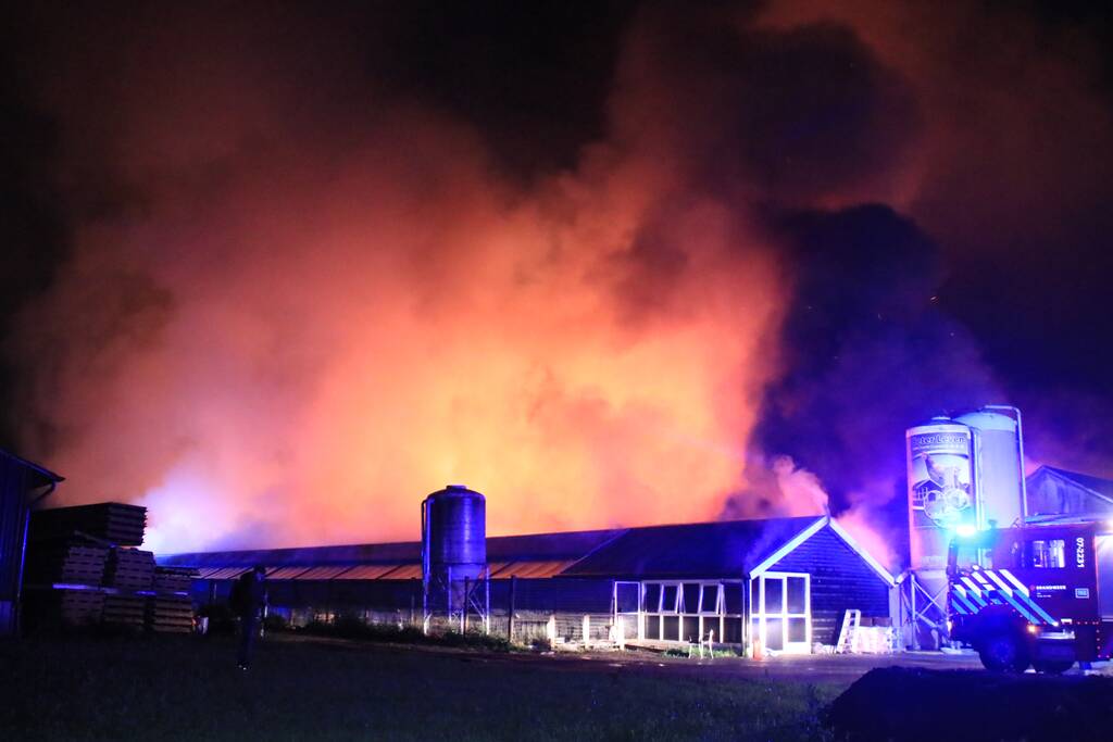 Grote uitslaande brand in meerdere schuren
