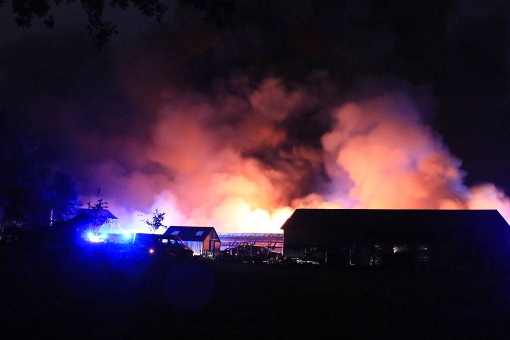 Grote uitslaande brand in meerdere schuren