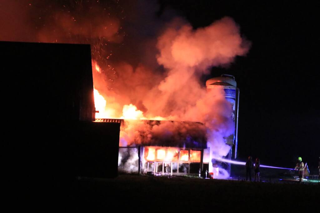 Grote uitslaande brand in meerdere schuren