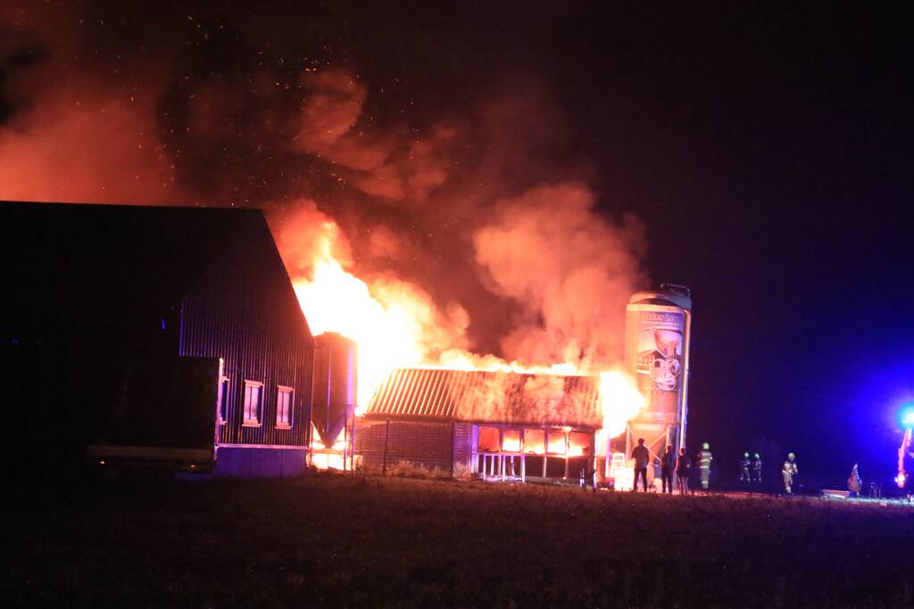 Grote uitslaande brand in meerdere schuren