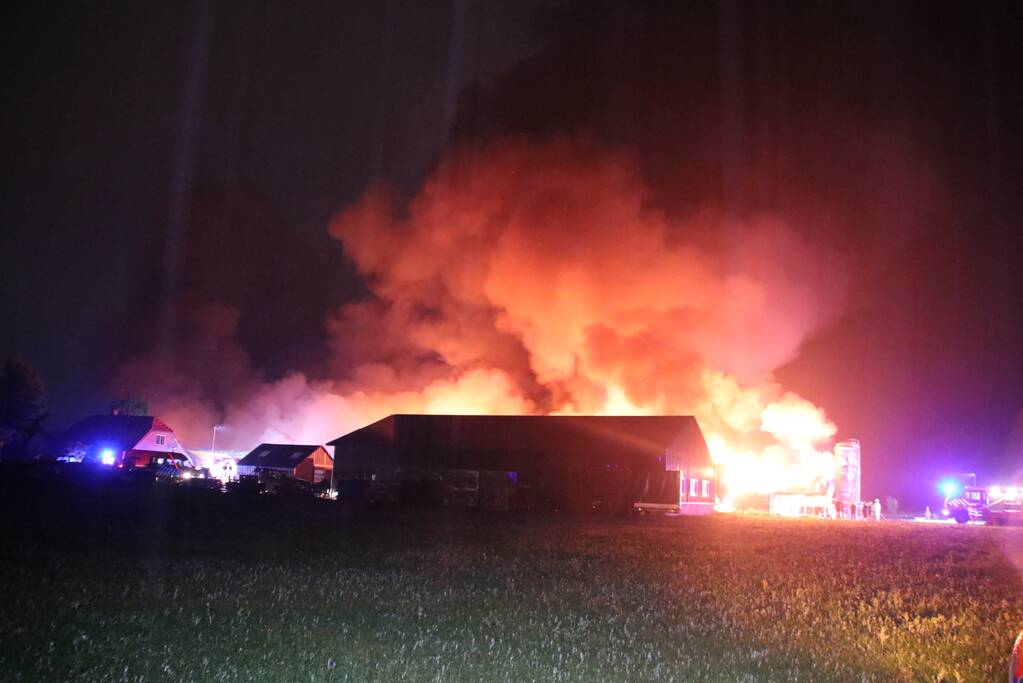Grote uitslaande brand in meerdere schuren