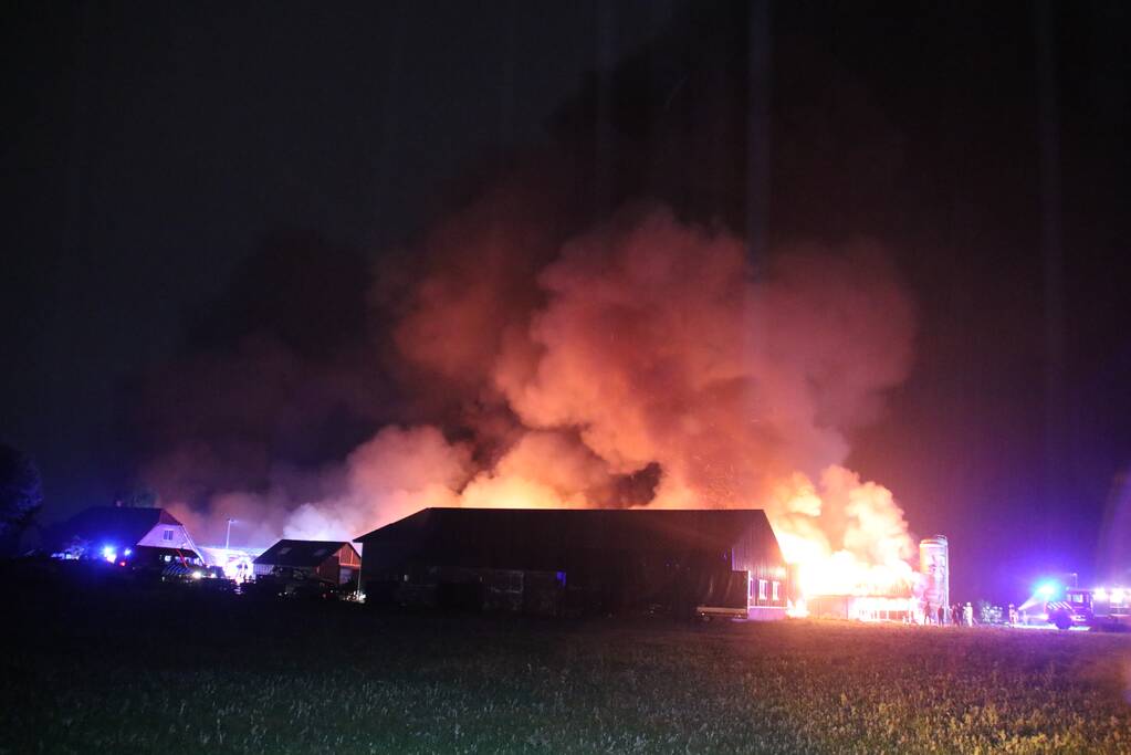 Grote uitslaande brand in meerdere schuren