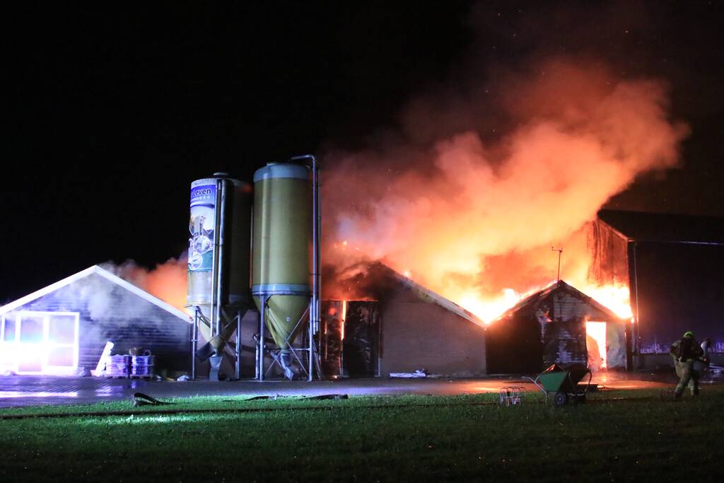 Grote uitslaande brand in meerdere schuren