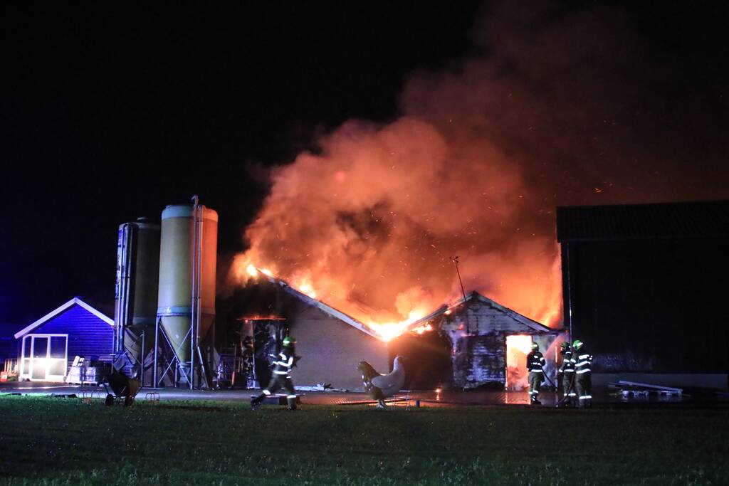 Grote uitslaande brand in meerdere schuren