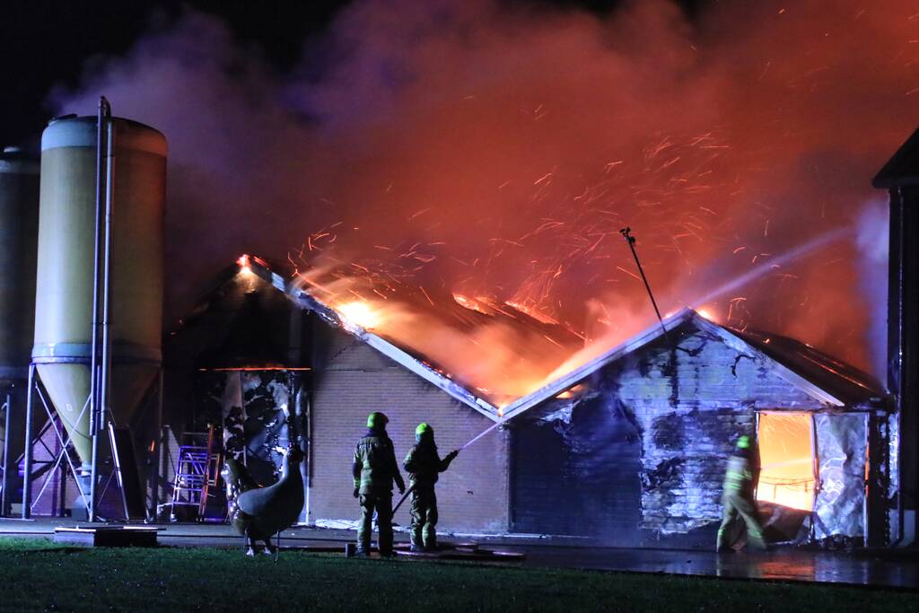 Grote uitslaande brand in meerdere schuren