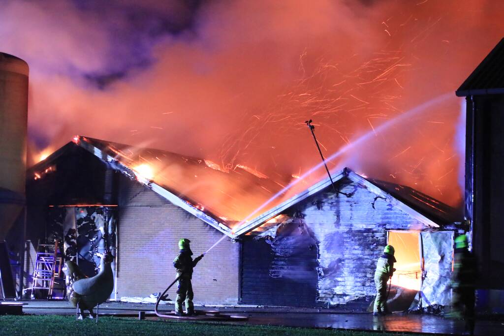 Grote uitslaande brand in meerdere schuren