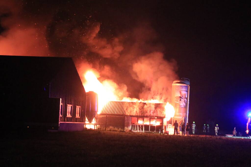 Grote uitslaande brand in meerdere schuren