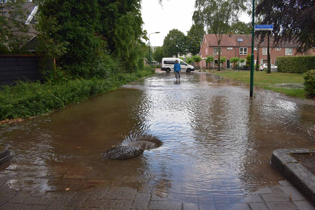 Straten en tuinen onder water door gesprongen leiding