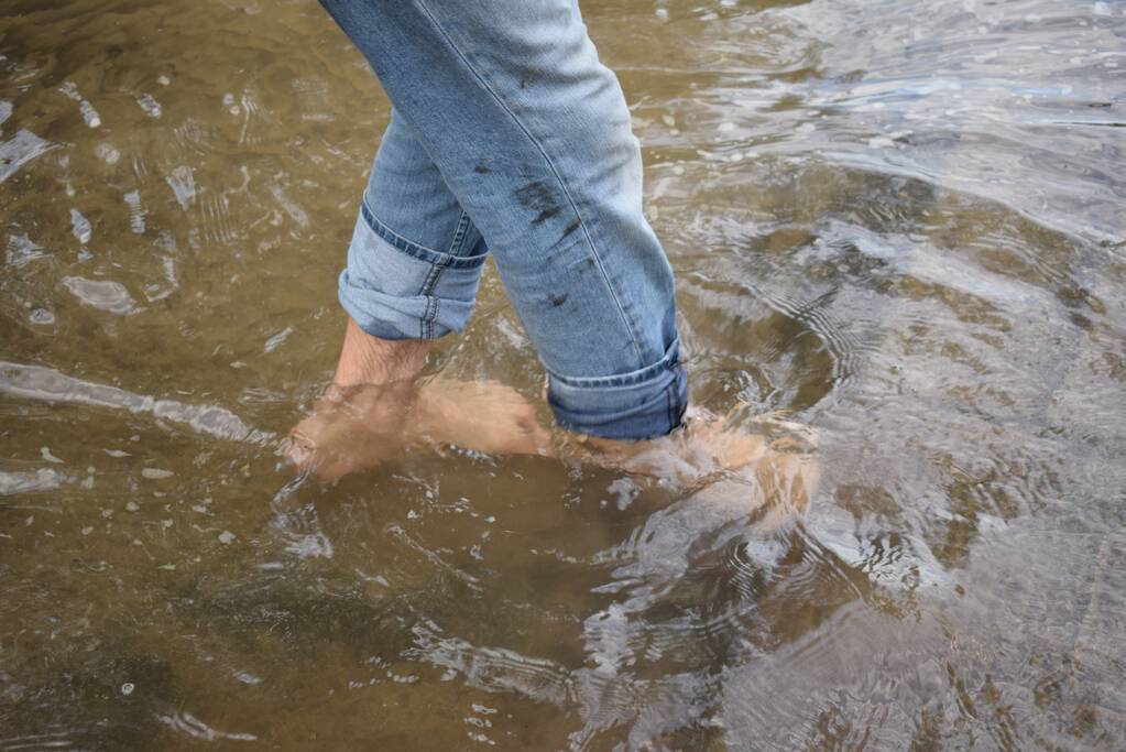 Straten en tuinen onder water door gesprongen leiding