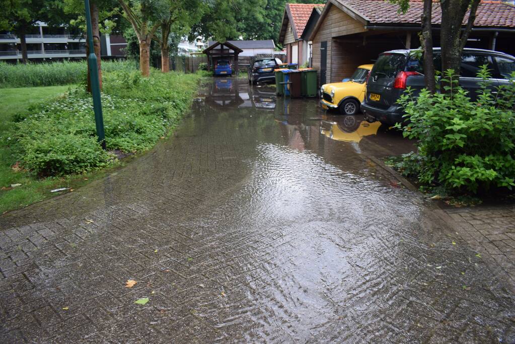 Straten en tuinen onder water door gesprongen leiding
