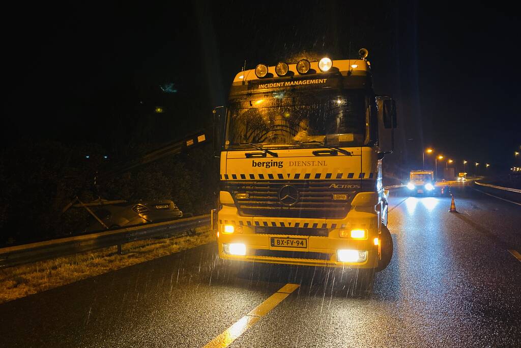 Auto belandt aan andere kant van vangrail