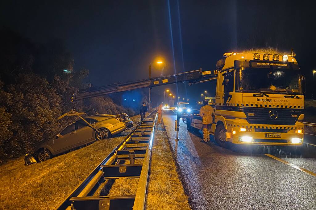 Auto belandt aan andere kant van vangrail