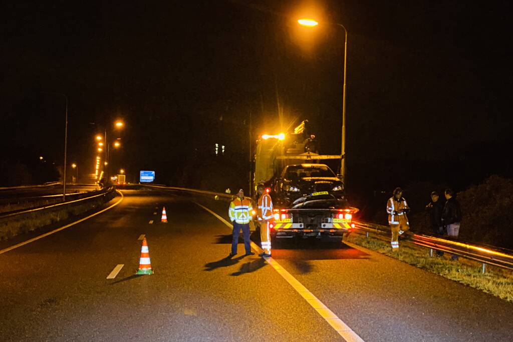 Auto belandt aan andere kant van vangrail