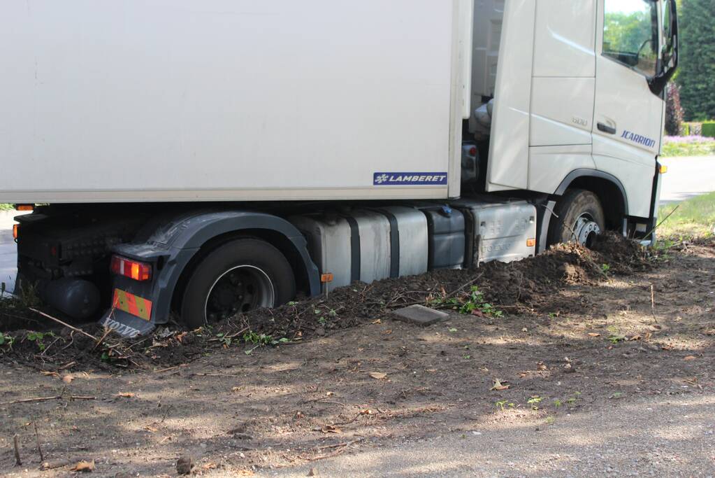 Vrachtwagenchauffeur rijdt zichzelf vast in de berm