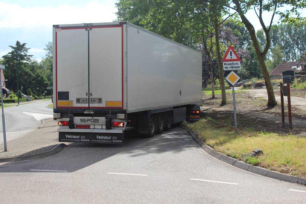 Vrachtwagenchauffeur rijdt zichzelf vast in de berm
