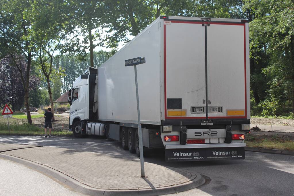 Vrachtwagenchauffeur rijdt zichzelf vast in de berm