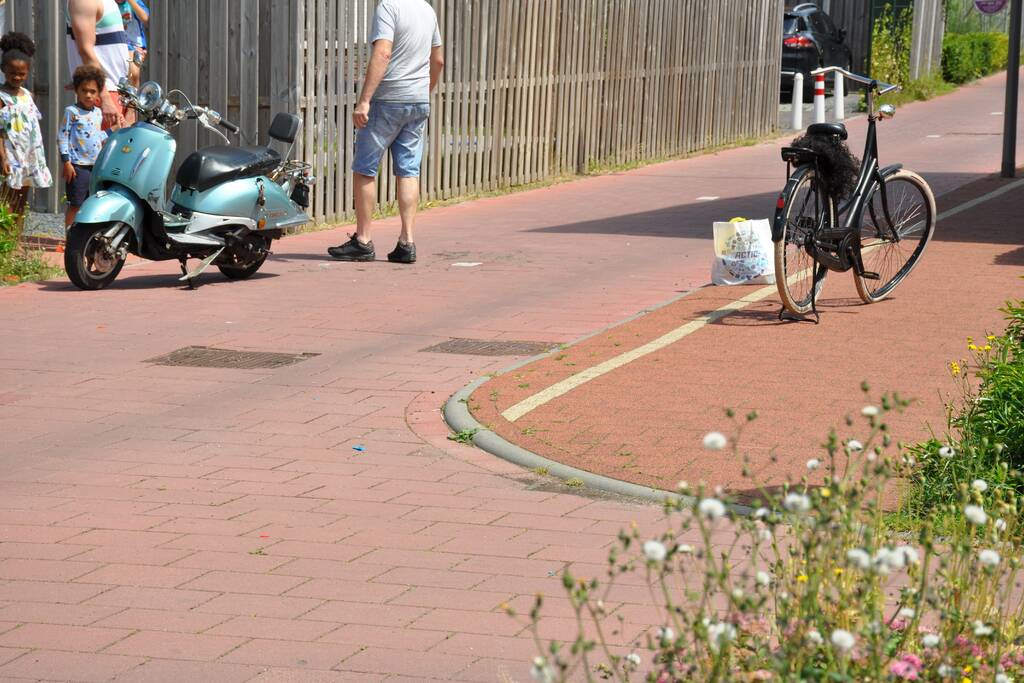 Fietsster aangereden door scooter