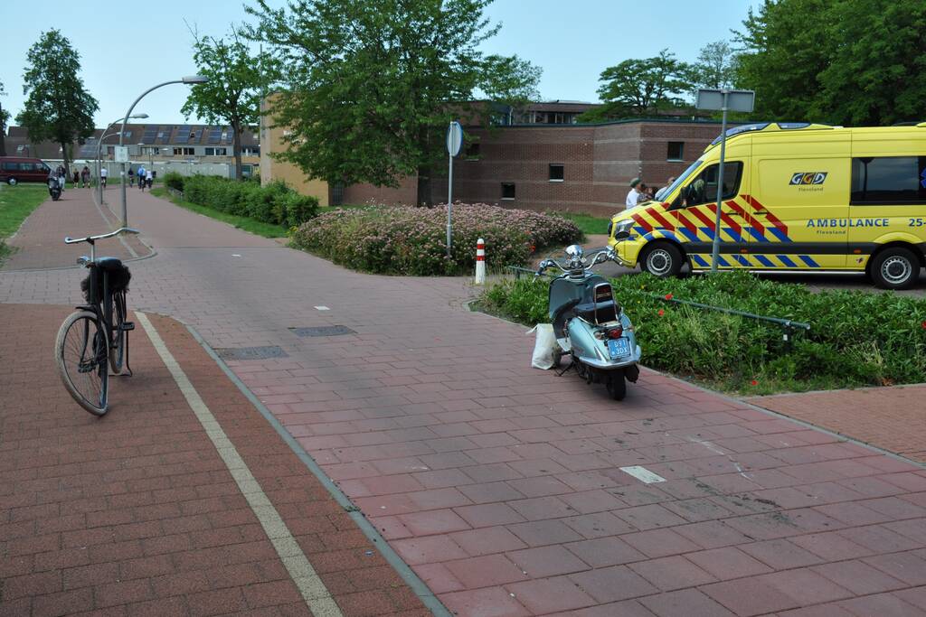 Fietsster aangereden door scooter